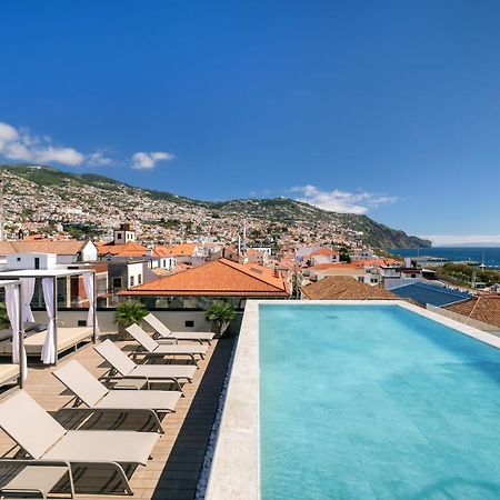 Barcelo Funchal Oldtown Hotel Екстериор снимка The rooftop pool at the Hotel Porto Santo