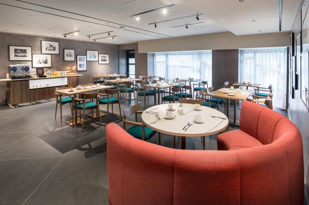 Barcelo Funchal Oldtown Hotel Екстериор снимка The Lounge at Hong Kong International Airport
