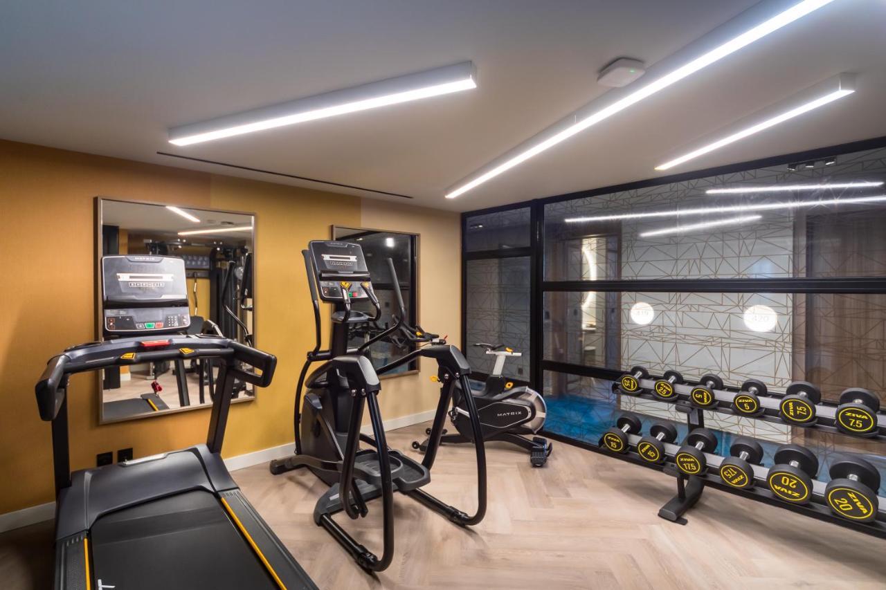 Barcelo Funchal Oldtown Hotel Екстериор снимка The gym at the 2018 London Marathon Village