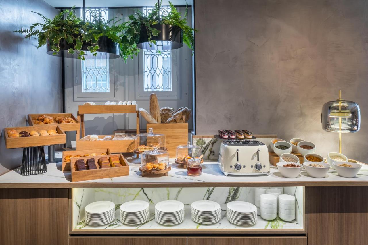 Barcelo Funchal Oldtown Hotel Екстериор снимка The buffet at the lounge